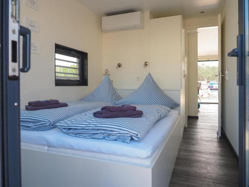 two beds in a room with towels on them at Floatinghouse Krosse Krabbe - LP6 in Peenemünde