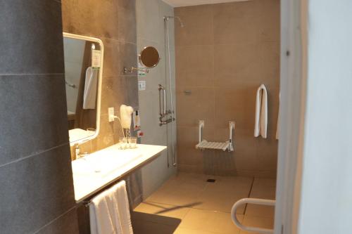 a bathroom with a sink and a shower at Hotel UNL-ATE in Santa Fe