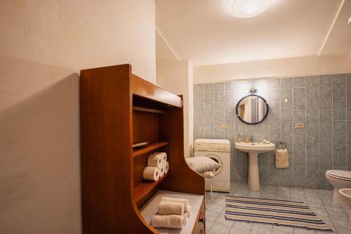 a bathroom with a sink and a toilet and a mirror at Teatro in Anghiari