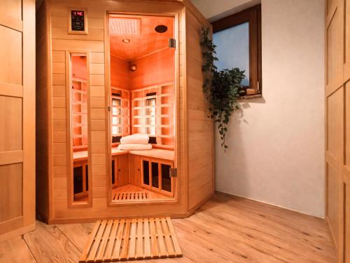 a wooden sauna with a bench in a room at SONNENSEITE Schonach - Private Infrarot-Sauna - Schwarzwald-Panoramablick - 2 separate Schlafzimmer - Ruhige Lage am Waldrand in Schonach