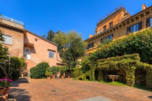 Borghese Flat in Luxury Villa with Garden