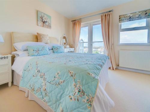 a bedroom with a bed with a blue comforter at 3 Bed in Shanklin oc-ic113 in Shanklin