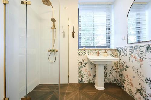 a bathroom with a sink and a shower at Bottengarn Boutique Guesthouse - Farm in Igaküla