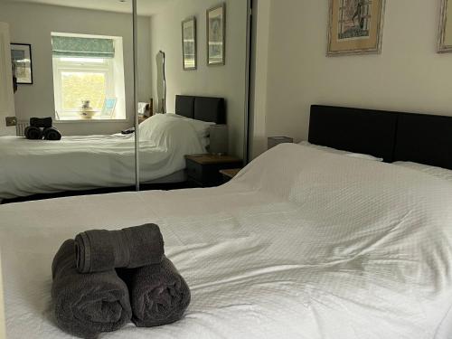 a bedroom with two beds with towels on them at Tyddyn Serri in Rhosneigr