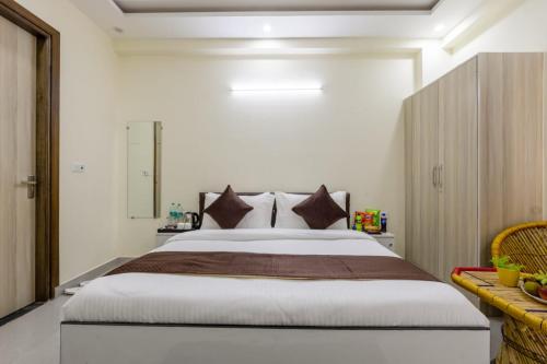a bedroom with a large bed in a room at Expressway Hotel - Yashobhoomi, Dwarka in New Delhi