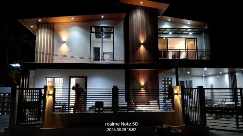 ein Gebäude mit Lichtern an der Seite bei Nacht in der Unterkunft Casa Matiu in Antipolo