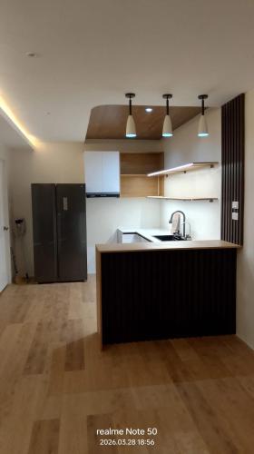 eine Küche mit Spüle und einem schwarzen Kühlschrank in der Unterkunft Casa Matiu in Antipolo