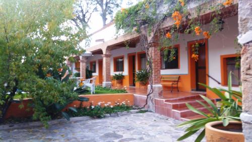 una casa con cortile con piante di Hotel Los Mezquites a Tequisquiapan