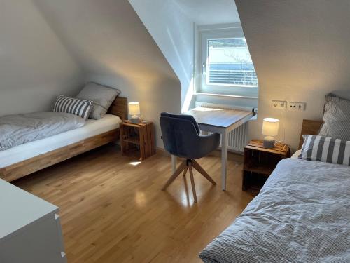 a bedroom with a desk and a bed and a window at Giebelglück - 3 Zimmer, direkt an der UniKlinik, 2 Schlafzimmer, 4 Gäste, WLAN in Würzburg