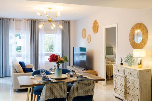 MARBELLA BANUS SUITES - Banús, Playa Rocio Seaside Complex, 3BDM-3BHT, Direct Access to the Beach, Large Outdoor Terrace, 3 min Walk to Puerto Banús