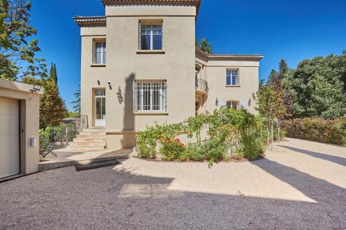 House with swimming pool in Aix