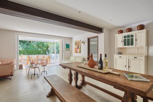 House with swimming pool in Aix