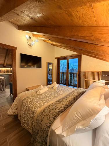 a bedroom with a large bed with white pillows at APARTAMENTOS EL CORITU, estrenamos dos apartamentos, el 4 y 5 in Nieda