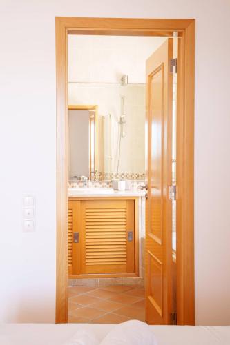 a bathroom with a sink and a mirror at Vila da Praia 462-C01 in Óbidos