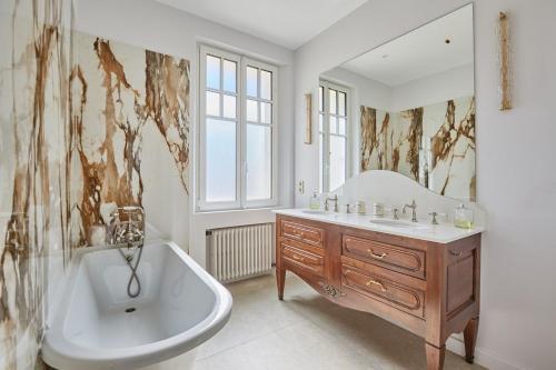 House with swimming pool in Aix