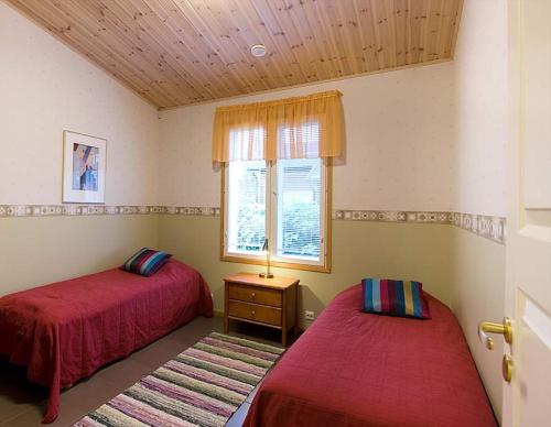 a bedroom with two beds and a window at PUUSTILANRANTA 4 A (5 mh) in Tahkovuori