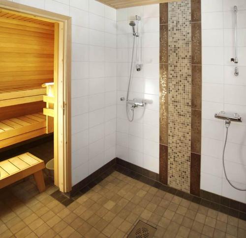 a bathroom with a shower and a tub and a shower at PUUSTILANRANTA 4 A (5 mh) in Tahkovuori