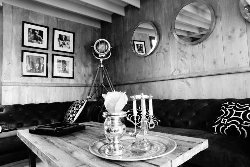 a living room with a table and a couch at Cabanes flottantes et gîtes au fil de l'eau in Colleville