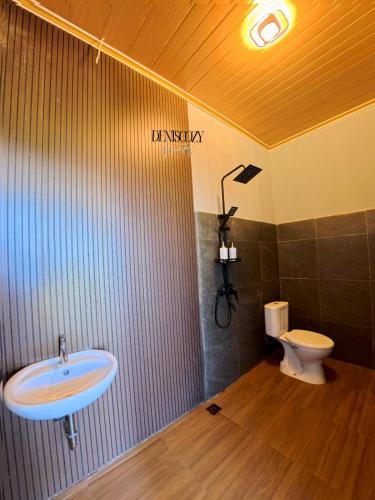 a bathroom with a sink and a toilet at Denis cozy homestay in Senaru