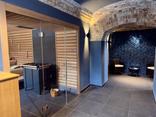 ein Badezimmer mit Glastür in einem Zimmer in der Unterkunft THERESET Schloss Groß Plasten in Groß Plasten