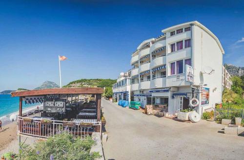 een gebouw aan het strand naast de oceaan bij Villa Barcelona in Sutomore