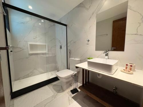 a bathroom with a shower and a toilet and a sink at Casa 08 Floresta Boa Vista - Piscina Privativa e Lounge com Deck em Meio à Natureza in Teresópolis