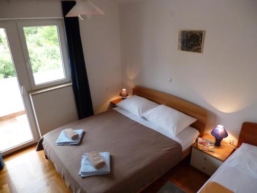 מיטה או מיטות בחדר ב-Apartment Barbat 7