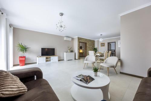 Ocean Horizon Luxury Apartment
