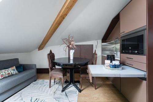 Belle Epoque Apartments - 5.1 (Attic)