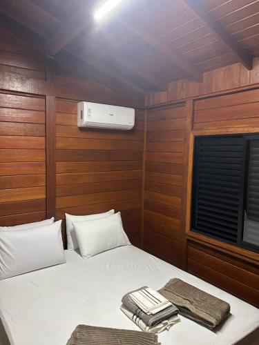 a small room with a bed and a window at Cerrado da Canastra Chalé com Banheira in São Roque de Minas