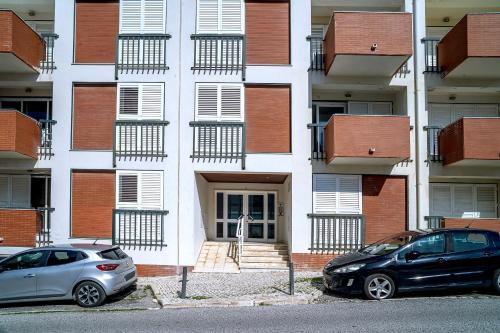 Brisa de Sesimbra - Spacious Family Apartment, 5min Walk to the Beach with Private Parking