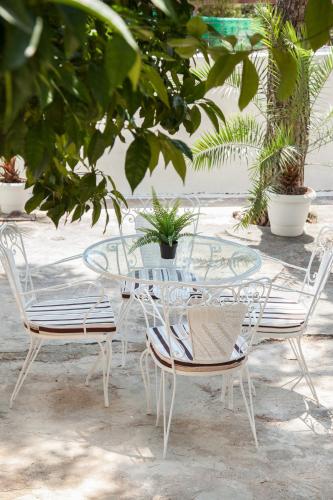 3 Bedroom Apartment with Garden Walk to Glyfada Center & Beach