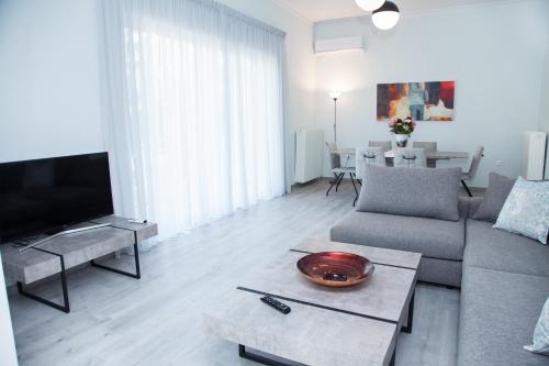 3 Bedroom Apartment with Garden Walk to Glyfada Center & Beach
