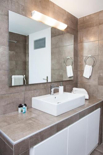 3 Bedroom Apartment with Garden Walk to Glyfada Center & Beach