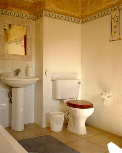 a bathroom with a toilet and a sink at L'Artiste Guest House in Xagħra