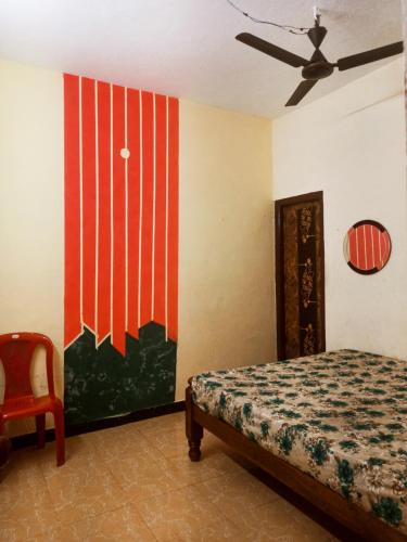 a bedroom with a bed and a painting on the wall at skyparking Golden cottage in Salem