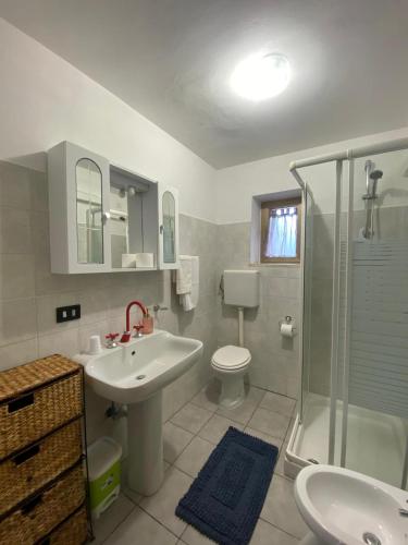 a bathroom with a sink and a toilet and a shower at Il Casale di Nonna Bambina in Francavilla al Mare