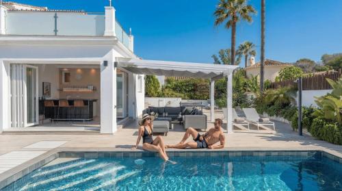 VACATION MARBELLA I Villa Serendi, Private Heated Pool, Prime Location, Walking to Puerto Banus, American BBQ, GYM, World-Class Dining
