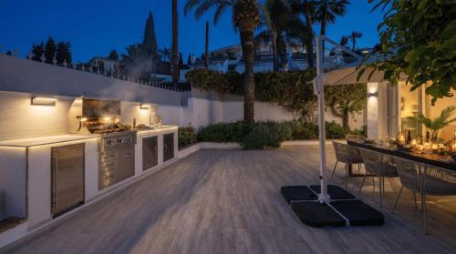 VACATION MARBELLA I Villa Serendi, Private Heated Pool, Prime Location, Walking to Puerto Banus, American BBQ, GYM, World-Class Dining