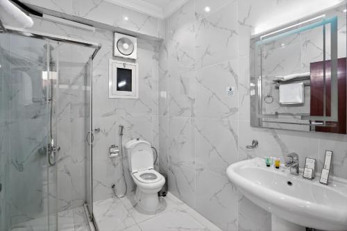a bathroom with a toilet and a sink and a shower at فندق دارك بارك حي الشاطئ Darak Park Hotel Jeddah in Jeddah