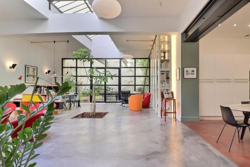 The Loft A bright studio with a distinctive design
