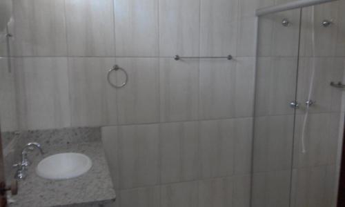 Kamar mandi di Hotel Pousada Gurupiá