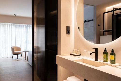 ein Badezimmer mit Waschbecken und Spiegel in der Unterkunft Olivia Lisboa Hotel in Lissabon