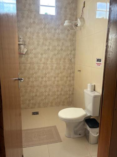 a small bathroom with a toilet and a window at Casa charmosa familiar in Chapada dos Guimarães