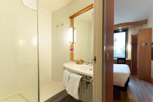 a bathroom with a sink and a shower at Ibis Barcelona Mollet in Mollet del Vallès