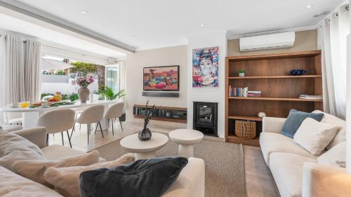 VACATION MARBELLA I Villa Serendi, Private Heated Pool, Prime Location, Walking to Puerto Banus, American BBQ, GYM, World-Class Dining