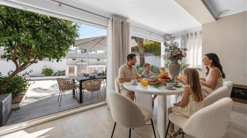 VACATION MARBELLA I Villa Serendi, Private Heated Pool, Prime Location, Walking to Puerto Banus, American BBQ, GYM, World-Class Dining