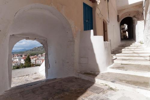 an archway leading up to a building with stairs at Casa Vacanza La Giosa in Sperlonga
