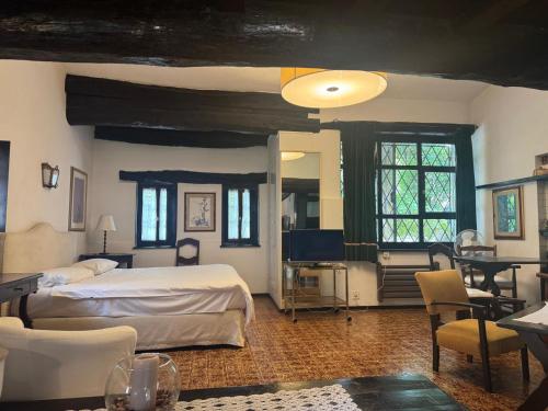 a bedroom with a bed and a table and chairs at Locanda Motto del Gallo in Taverne