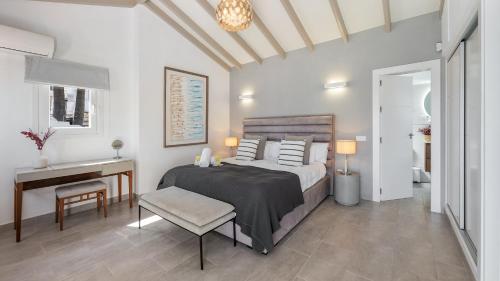 VACATION MARBELLA I Villa Serendi, Private Heated Pool, Prime Location, Walking to Puerto Banus, American BBQ, GYM, World-Class Dining